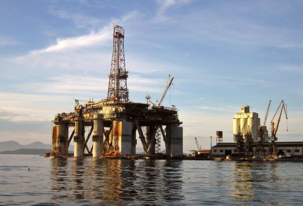 IEA se aşteaptă la prima scădere a cererii de petrol, din ultimul deceniu