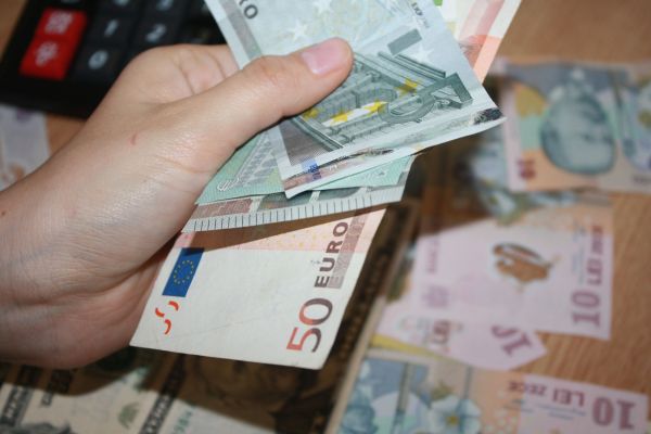 Deficitele doboară leul