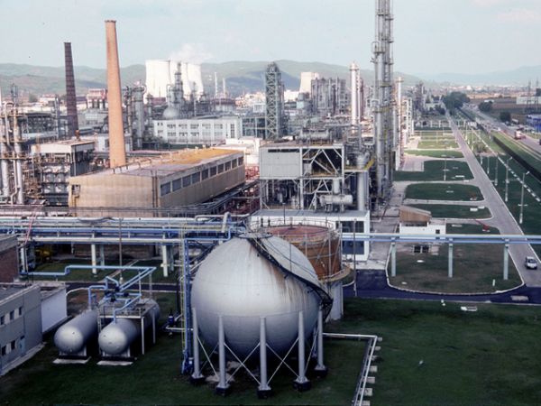 Tivadar Runtag îi ia locul lui Ştefan Vuza la conducerea Chimcomplex Borzeşti