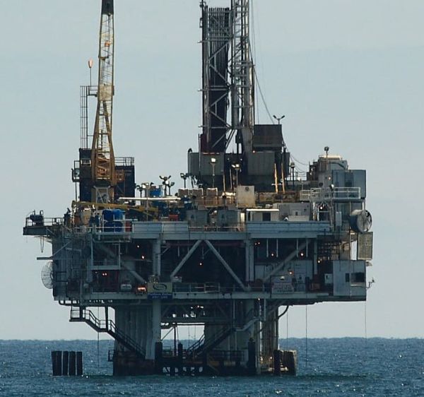 Tot mai mulţi producători americani de petrol reduc cheltuielile şi forajele
