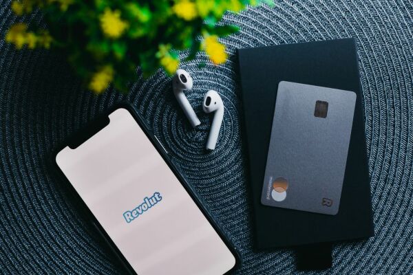 Utilizatorii Revolut pot să cumpere şi să vândă aur direct din aplicaţie