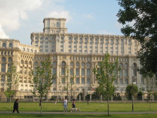 Starea de urgenţă încinge lupta politică