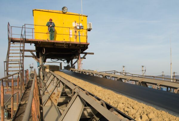Federaţia Naţională Mine Energie cere stoparea importului de electricitate din ţările non-UE