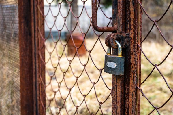 Covid 19 suspendă sute de mii de contracte de muncă