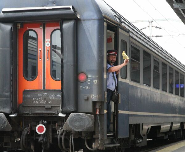 Trenurile de persoane interregionale, oprite de restricţiile impuse de Guvern