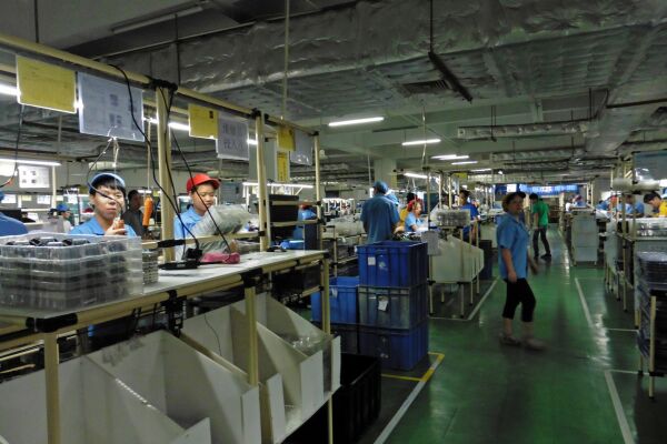 Economia chineză se relansează, după prăbuşirea din primele două luni 