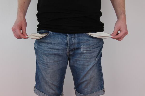 Sunt tăierile de salarii din sectorul public o soluţie ?
