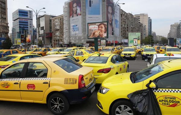 Românii au donat peste 3 mii de curse de taxi personalului medical care se implică în combaterea COVID-19