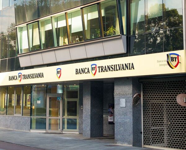 În piaţa "regular", topul lichidităţii a fost condus de acţiunile Banca Transilvania (TLV), care au cumulat un rulaj de 11,52 milioane de lei, preţul titlurilor instituţiei de credit apreciindu-se cu 0,97%, la 2,09 lei.