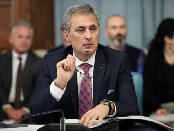 Ministrul de interne Marcel Vela a precizat că statisticile arată că România stă "net mai bine" decât alte ţări europene în ceea ce priveşte răspândirea virusului şi numărul cazurilor de Covid-19.