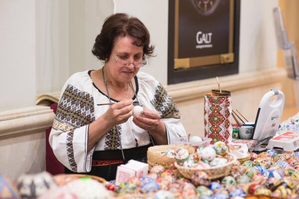 Ileana Hotopilă, încondeind ouă. (Surse foto: Romania Autentica, acasalaromani.ro)