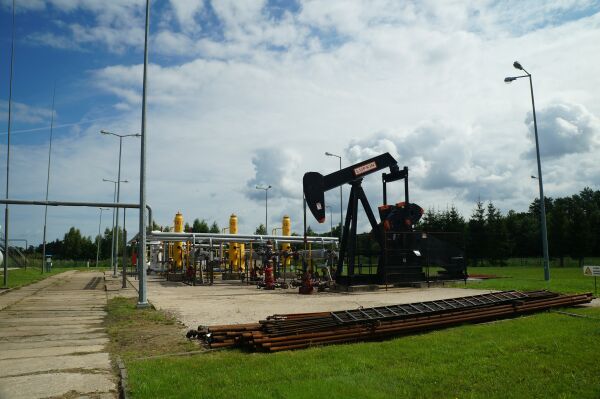 Preţul petrolului va fi scăzut şi volatil, în continuare