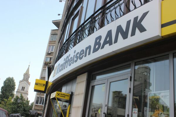De două ori mai multe plăţi electronice, la Raiffeisen Bank