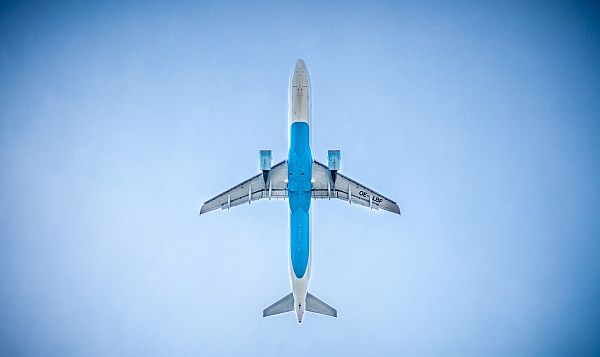 12 state UE cer suspendarea dreptului pasagerilor companiilor aeriene de a le fi returnaţi banii integral