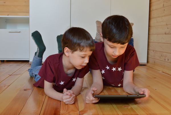 Tablete de 150 milioane lei pentru elevii din mediile defavorizate