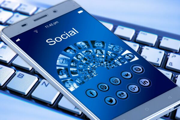 Facebook "rade" postări, Twitter îşi ţine angajaţii "definitiv" acasă