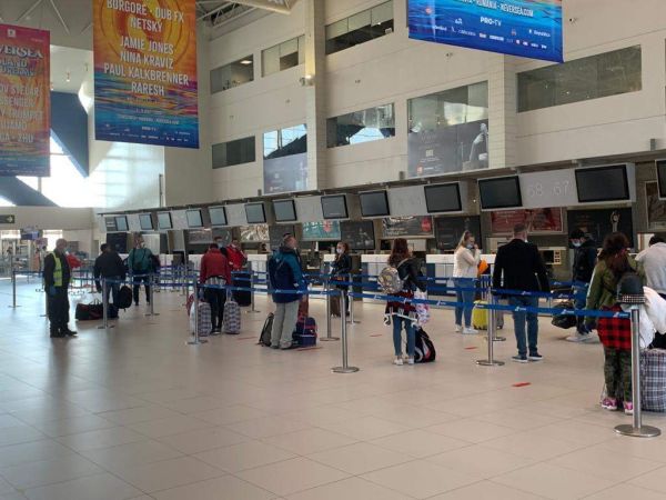 Zeci de muncitori din Sri Lanka, care lucrau în Botoşani, abandonaţi pe aeroportul Otopeni