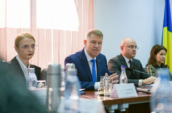 Întâlnire la Cotroceni pe tema gestionării epidemiei COVID-19