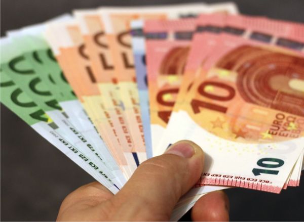 Cum poţi cumpăra valută fără costuri suplimentare