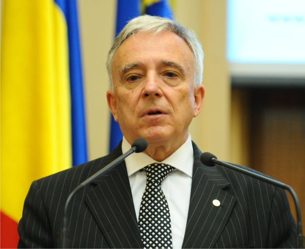 Mugur Isărescu: "Ratele de dobândă încă mai ridicate în România, comparativ cu Cehia, Polonia şi Ungaria, sunt consecinţa şi nu cauza situaţiei economico-financiare a României".