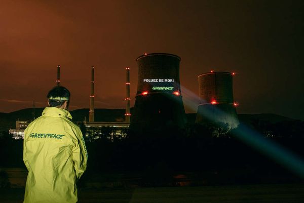 Dincolo de pachetele controversate de salvare a economiilor europene, o analiză Greenpeace a scos la iveală că industria combustibililor fosili beneficiază de un set larg de măsuri economice la scară naţională inclusiv prin mecanisme de scutire de taxe, reduceri ale accizelor pentru combustibili fosili şi modificări legislative.sursa foto www.greenpeace.org/romania/