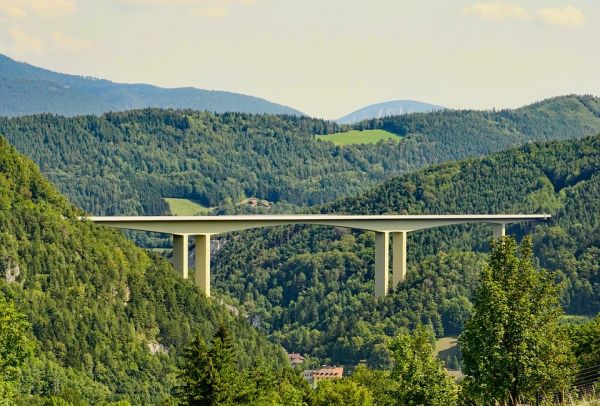 "Turcia şi China investesc în infrastructura Serbiei pentru ca traficul de mărfuri din Asia să ocolească România"