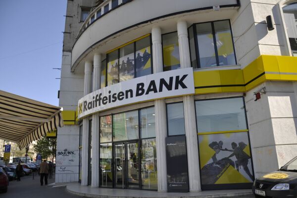 Raiffeisen Bank a lansat serviciul cash-back în benzinăriile Rompetrol