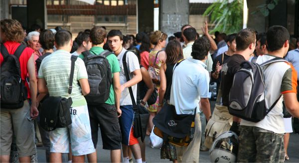 Elevii solicită premierului şi preşedintelui asigurarea accesului la educaţia online