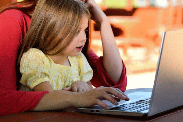 Elevii şi profesorii vor primi, la cerere, tablete sau laptopuri pentru şcoala online