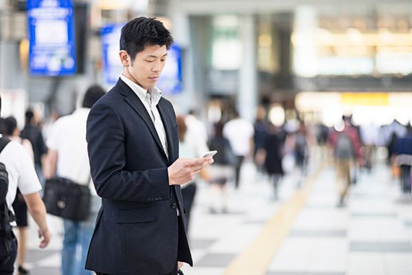 Yamato interzice tastarea telefoanelor mobile în timpul mersului pe stradă