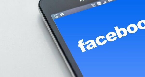 O bilă albă pentru Facebook