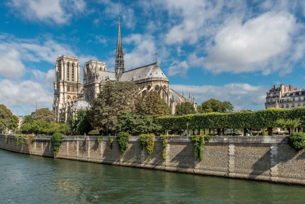Franţa va restaura Catedrala Notre-Dame aşa cum a fost înainte de incendiu