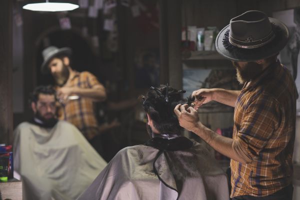Serviciile de coafură şi de înfrumuseţare au consemnat o creştere cu 331,6% în luna mai