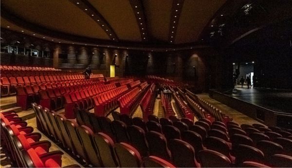 Teatrele şi restaurantele, şanse minime să se redeschidă în această vară