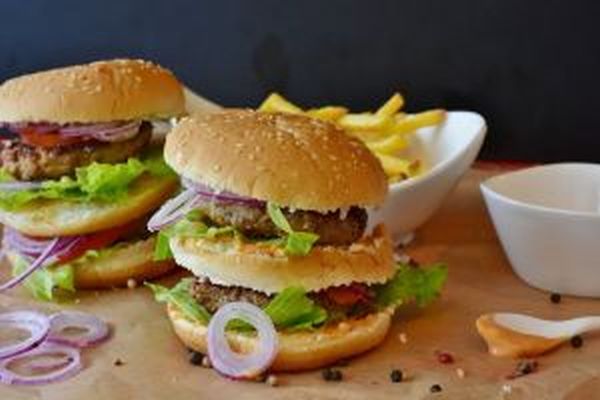 Marea Britanie interzice reclamele TV la "junk-food"