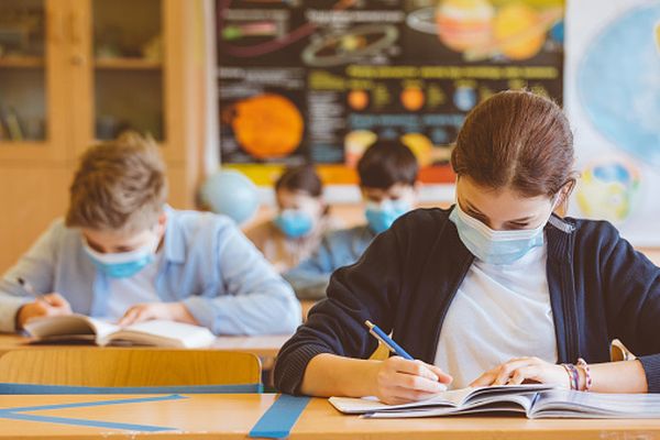 Ministerul Educaţiei a lansat un proiect OUG care prevede tăierea numărului de ore la clase