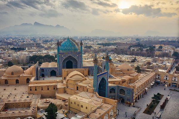Iranul interzice intrarea turiştilor în ţară