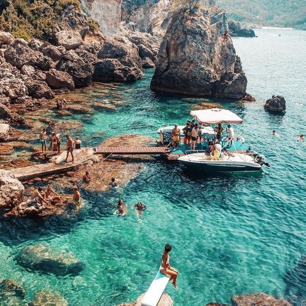 Grecia va începe să taxeze turiştii cu 20 de euro pentru serviciile medicale