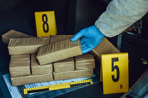Două reţele specializate în contrabanda cu ţigări, destructurate de DIICOT