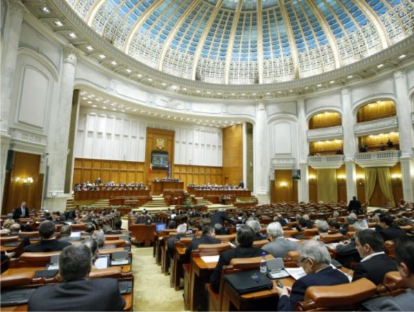 Premierul, invitat în plenul Parlamentului