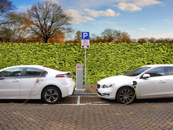 Enel X a pus în funcţiune 34 de puncte de încărcare a maşinilor electrice în Bucureşti