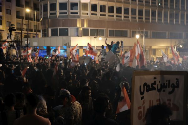 Libanezii vor înlăturarea preşedintelui şi a altor oficiali