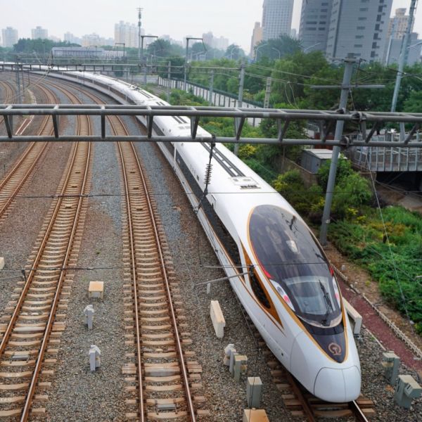 China vrea să dubleze până în 2035 lungimea reţelei de căi ferate de mare viteză