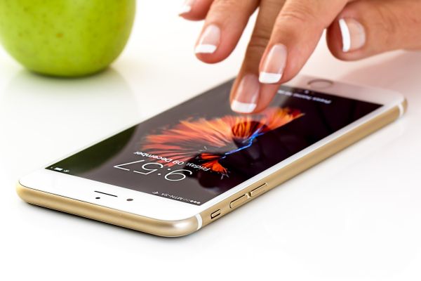 Apple operează artificii tehnice pentru a compensa creşterea costurilor de producţie ale lui iPhone 12