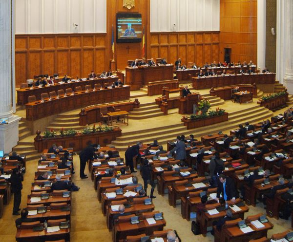 Parlamentarii USR au depus la Parlament o iniţiativă legislativă de eliminare a pensiilor speciale ale aleşilor locali