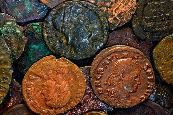 Mai mulţi adolescenţi au descoperit monede vechi de 1.100 de ani