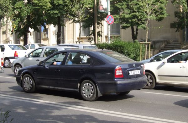 Vânzările globale de maşini în scădere cu 26%, faţă de anul trecut