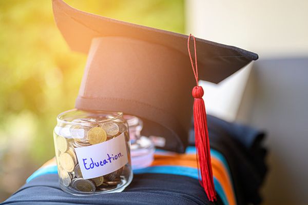 Ministerul Educaţiei repune în dezbatere proiectul burselor de minimum 150 de lei pentru elevi