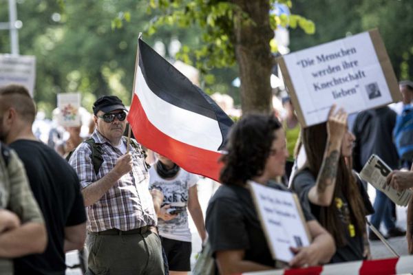 Mii de manifestanţi "anticorona" defilează din nou la Berlin