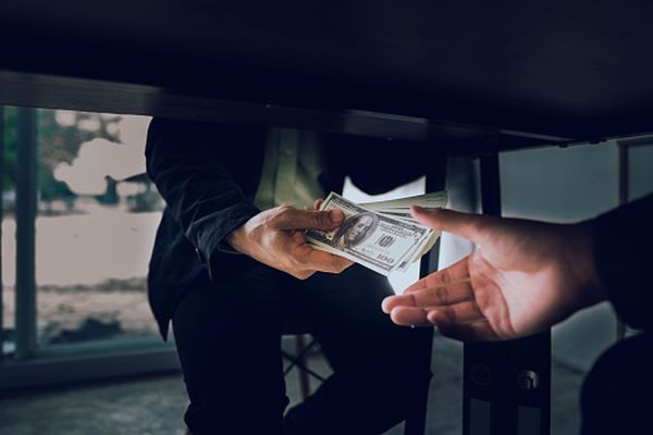 Doi albanezi, prinşi în flagrant când încercau să dea mită unui poliţist de frontieră